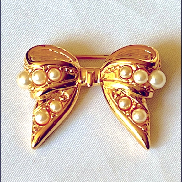 Joan Rivers Jewelry - Vintage Joan Rivers Gold Tone Bow Pearl Brooch
